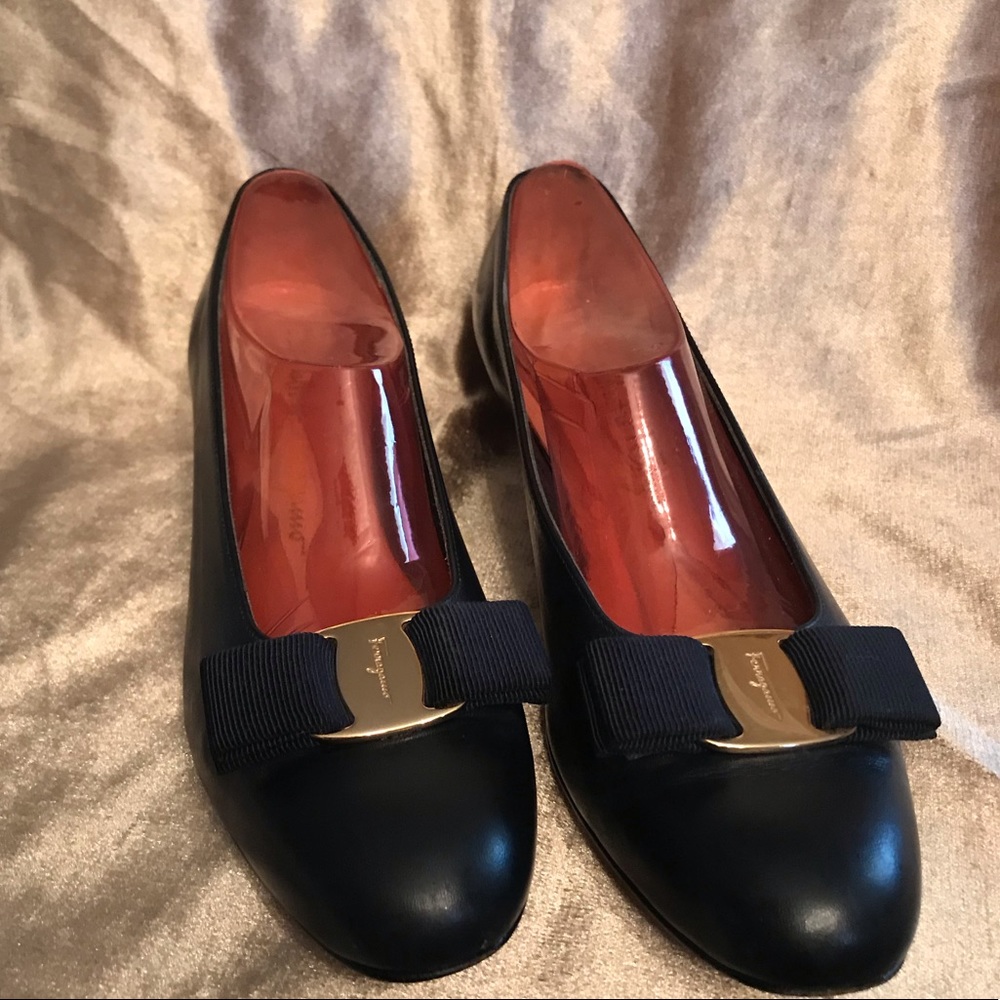 Salvatore Ferragamo Navy Vara Pump - Picture 4 of 8